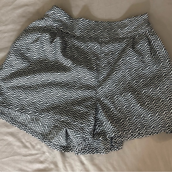 American Eagle Outfitters Pants - American Eagle‎ Women's Black & White Zigzag Shorts Size Small